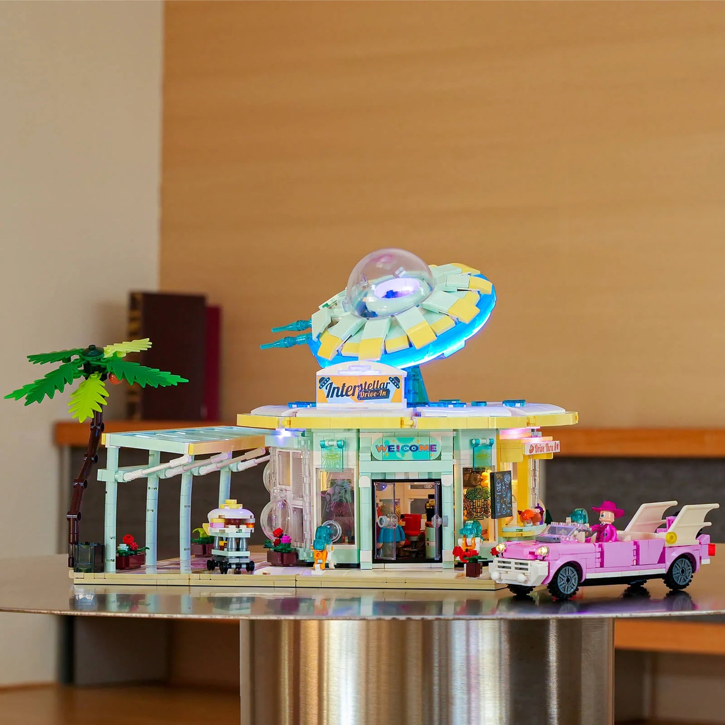 Lumibricks L9104 - Interstellar Drive-In - Interstellares Drive-In